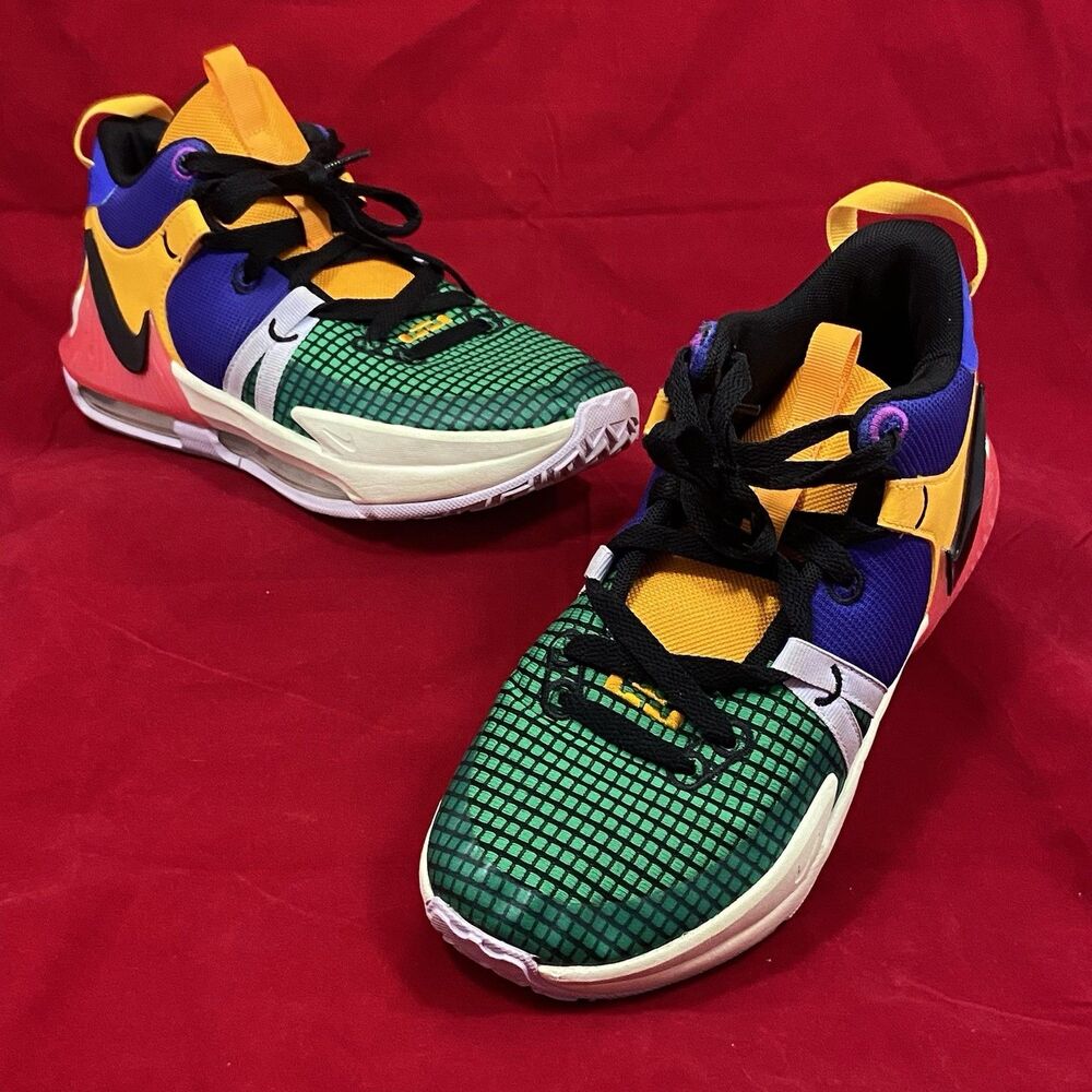 Nike Ar Max SYSTM (GS) 6Y "What the" style mix never worn on the street